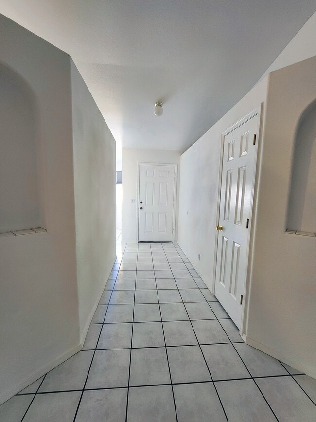 Entryway - 1399 Bentley Blvd