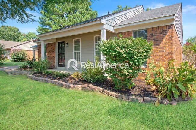 Building Photo - Classic Styling in Horn Lake with great cu...