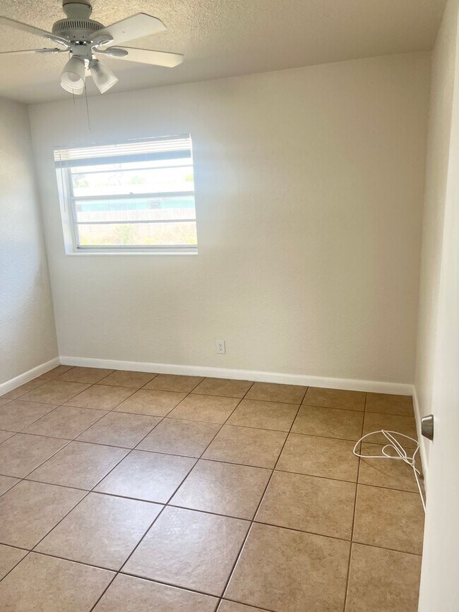 Building Photo - LARGE NEWLY RENOVATED APARTMENTS Application fee is waived during move in