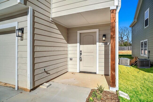 Building Photo - 2735 W Washington St