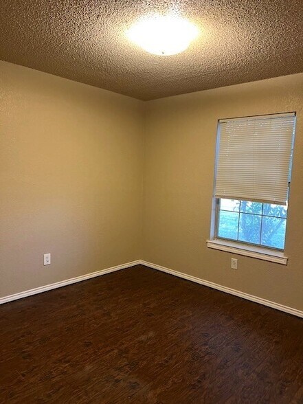 Foto del edificio - 624 Johnathon Ct