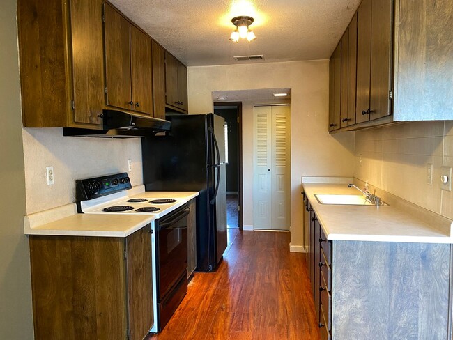 Building Photo - One Bed One Bath Condo in Sunpointe Condom...