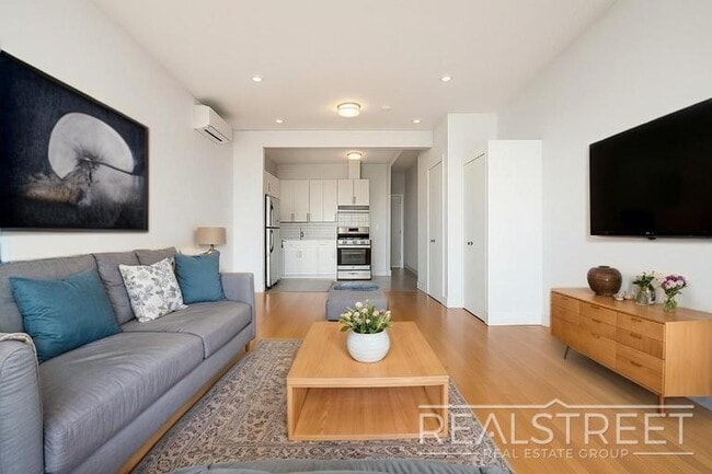 Building Photo - LUXURY LOFT in Queens!