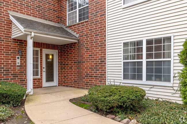 Building Entrance - Bristol Club Apartments