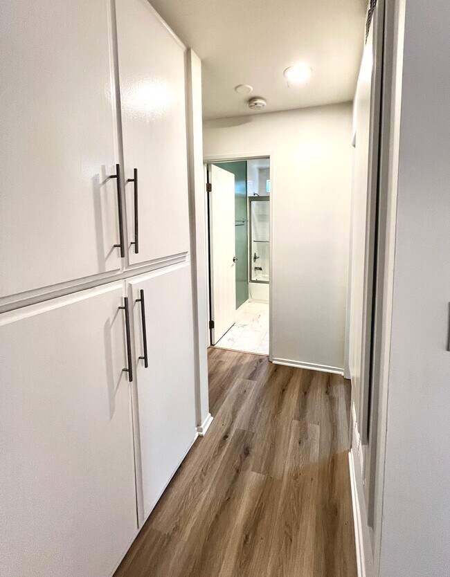Armario de ropa blanca en el pasillo - 177 Douglas St