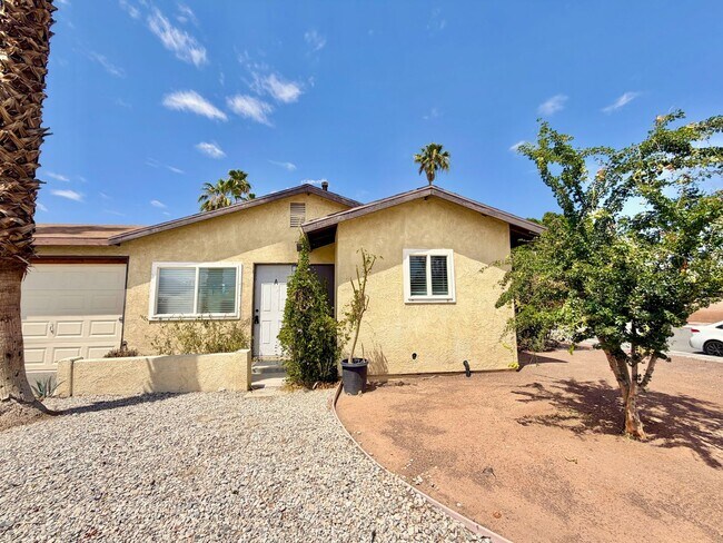 Foto del edificio - AVAILABLE NOW!! 2 Bedroom 1 Bathroom Apartment in Cathedral City!