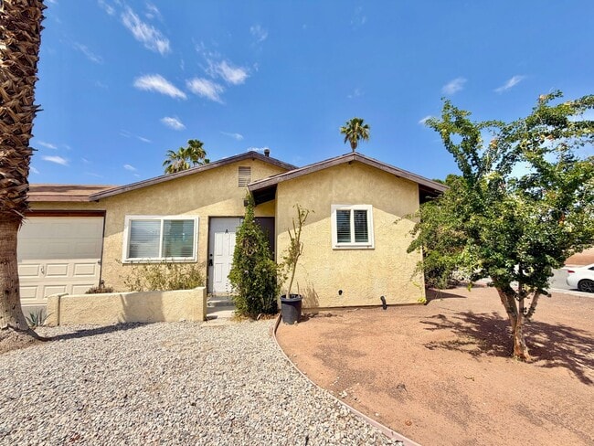 Building Photo - AVAILABLE NOW!! 2 Bedroom 1 Bathroom Apartment in Cathedral City!