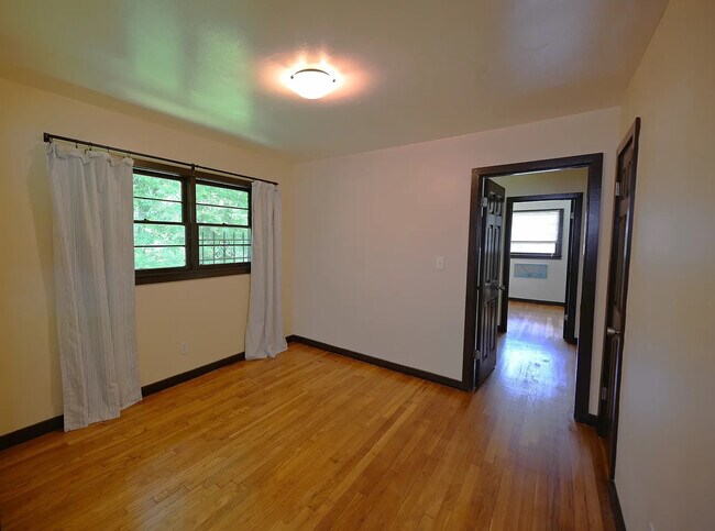 Foto del edificio - Room in House on Church St NW