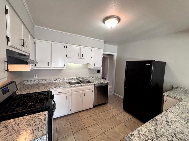 Building Photo - 557 Waterbury Dr