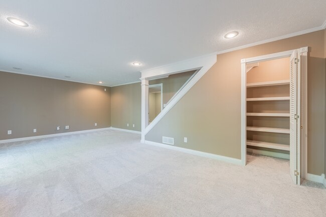 Building Photo - 657 E Heather Dr