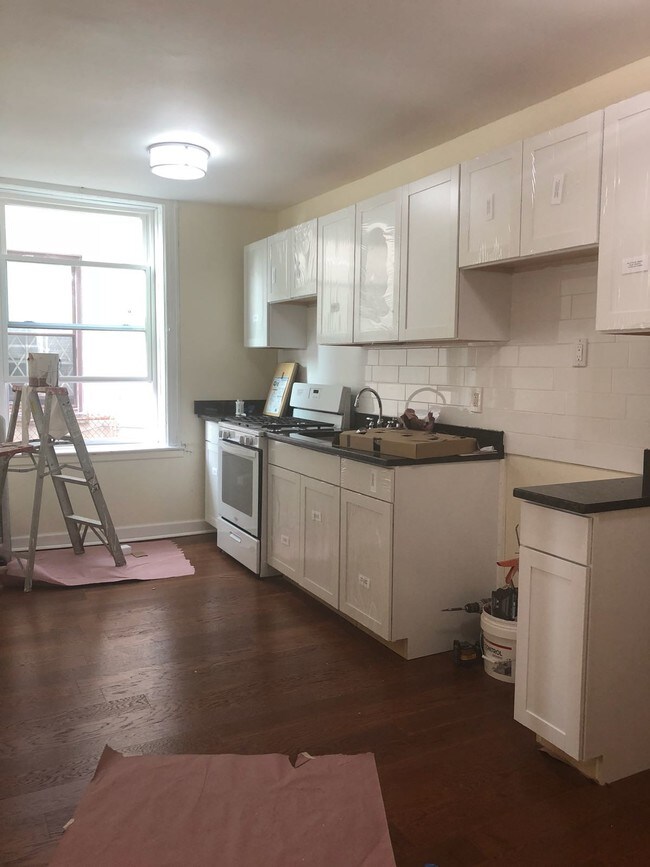 Foto del edificio - 466 E 45th St