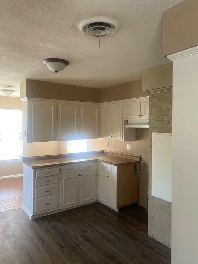 Foto del edificio - 741 W Main St