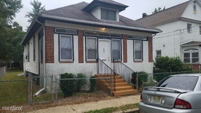 Building Photo - 3 br, 1 bath House - 318 W Buck St
