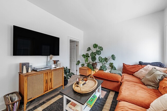 Foto del edificio - 1276 W 67th St