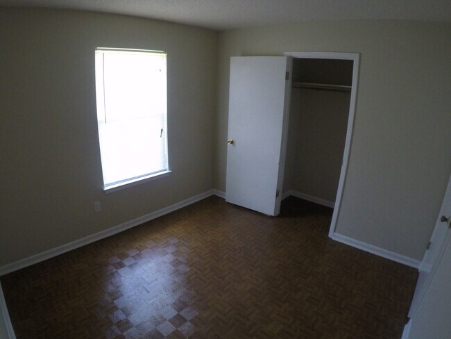 Building Photo - 1250 W Kingsfeld Rd