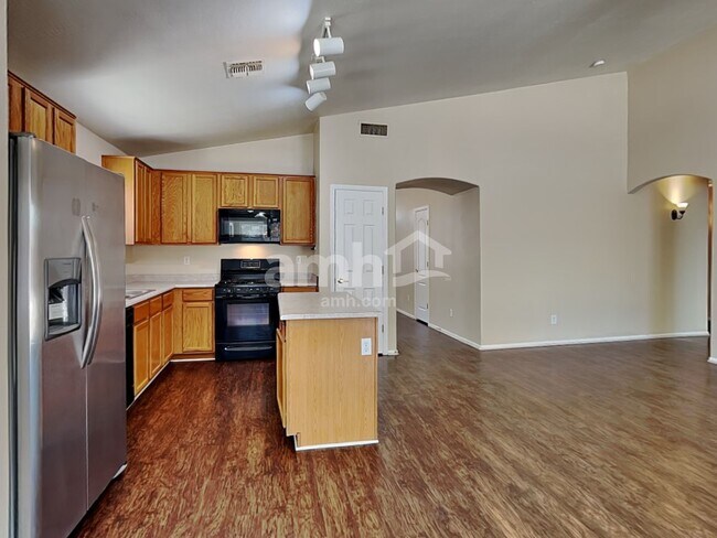 Foto del edificio - 17367 W Elizabeth Ave