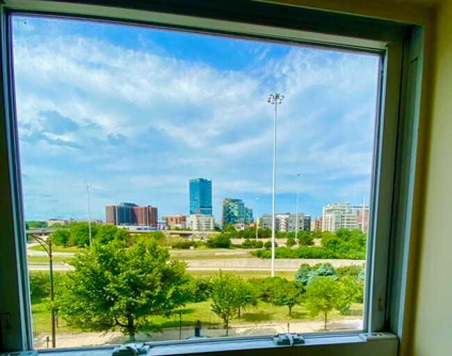 Foto del edificio - 1041 W Grand Ave