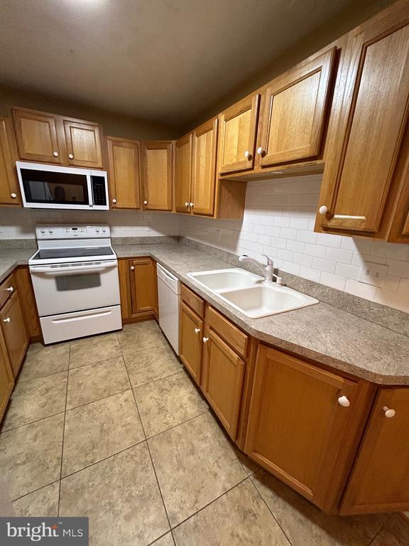 Foto del edificio - 140 Lexington Ct