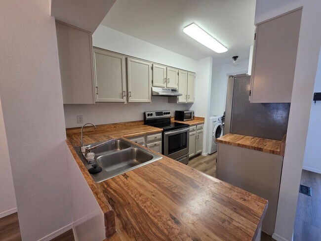 Foto del edificio - Beautiful 2 Bed 2 Bath Townhome!!