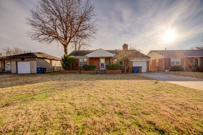 Building Photo - 4 Bed | 2 Bath in Midtown!