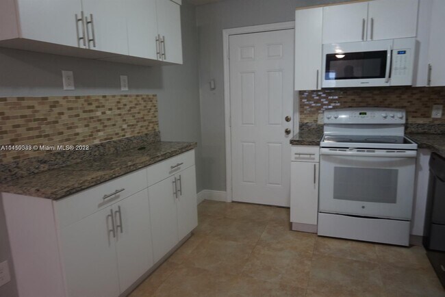 Foto del edificio - 1330 NE 111th St