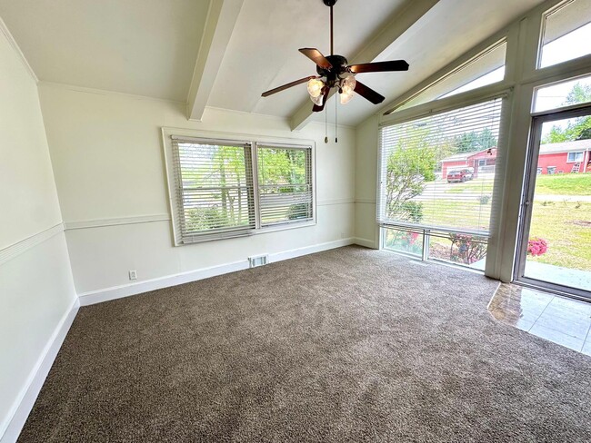 Building Photo - 1003 Robinhood Ln