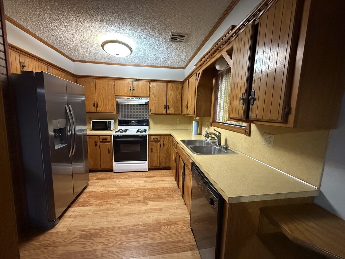 Primary Photo - 2202 Crestwood Dr