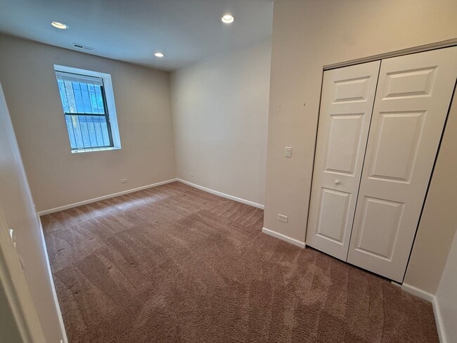 Building Photo - Great 1 Bedroom/1 Bath Great Location Close to Lake!