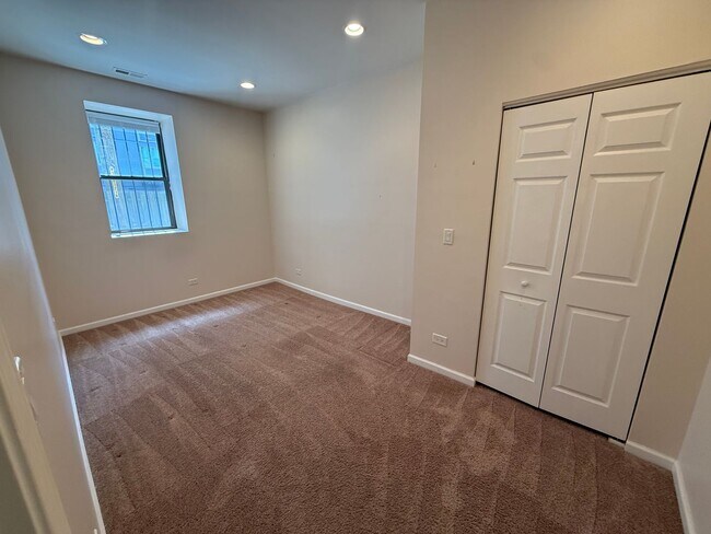 Foto del edificio - Great 1 Bedroom/1 Bath Great Location Close to Lake!