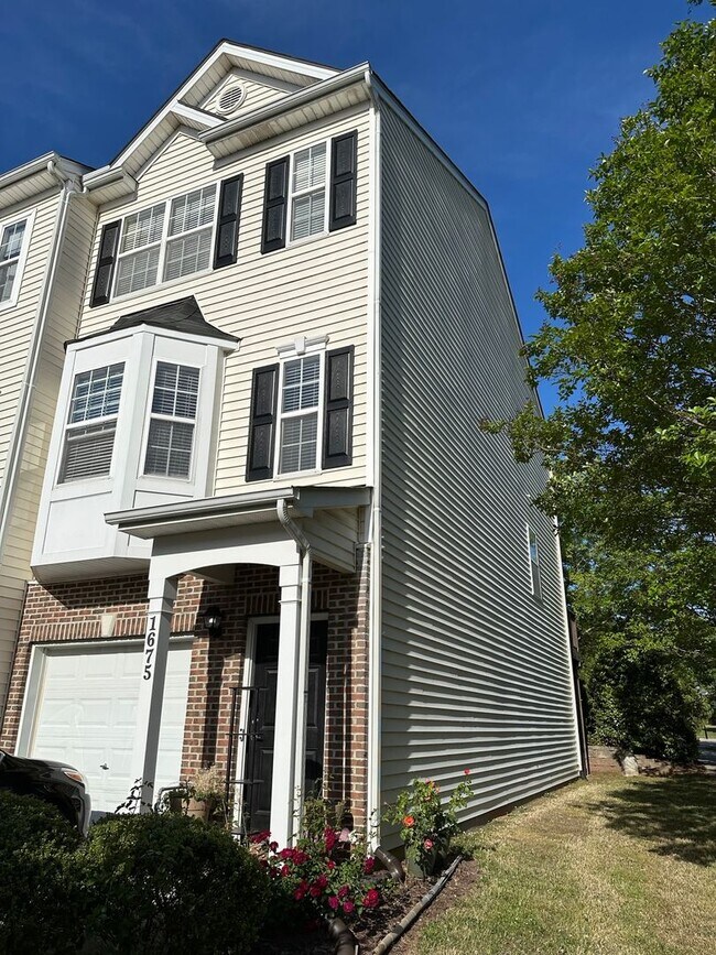 Building Photo - Available June 1st - 2 Bed, 2.5 Ba End-Unit Townhouse