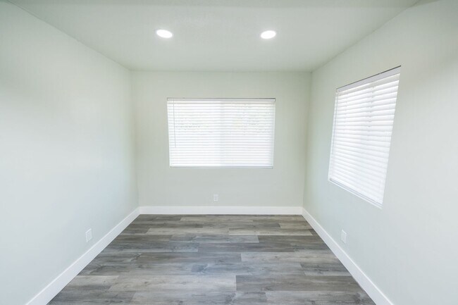 Building Photo - Duplex Washington