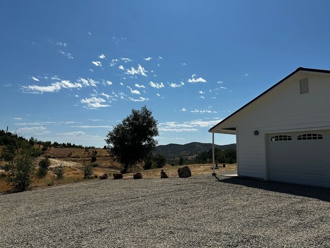 Building Photo - Country Living Home