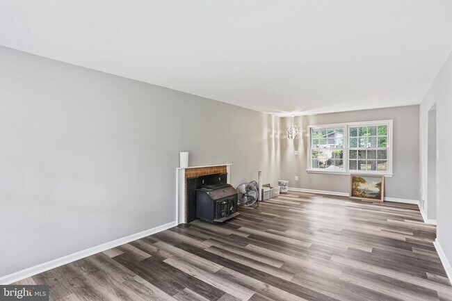 Building Photo - 8603 Laverne Dr