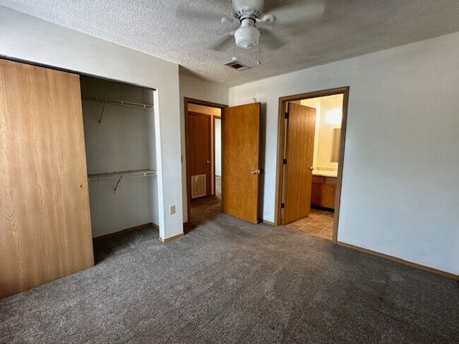 Foto del edificio - 3 Bedroom / 2 Bath Apartment