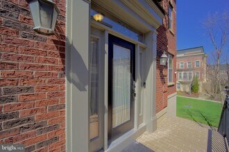 Building Photo - 712 Sentry Square