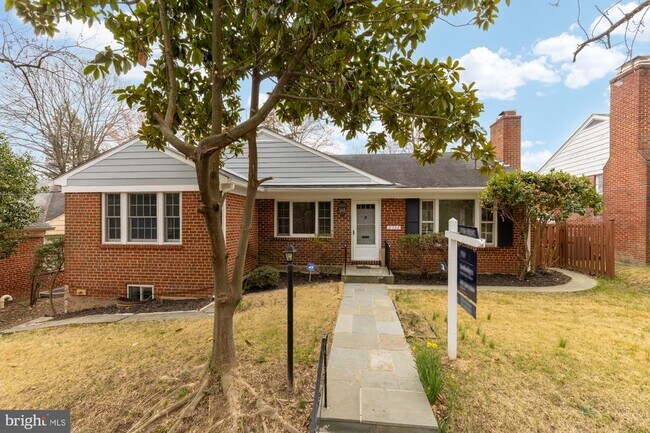 Foto del edificio - 2736 Stephenson Ln NW