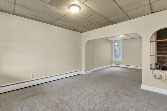 Foto del edificio - Spacious 4 Bedroom, 1 Bath Home in North York!