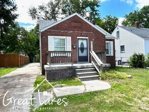 Building Photo - 23121 Oakwood Ave