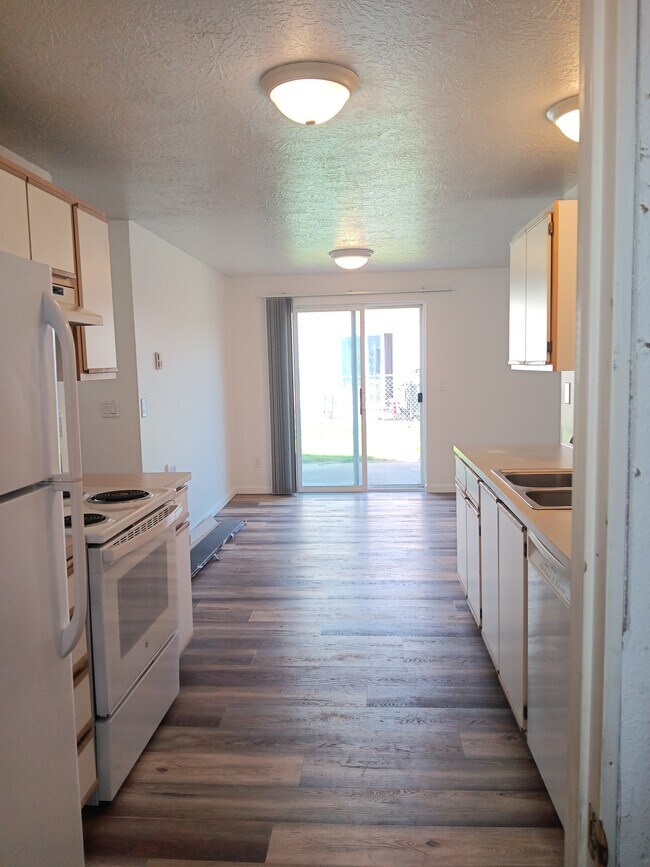 Kitchen/Dining Room - 393 Shamrock St