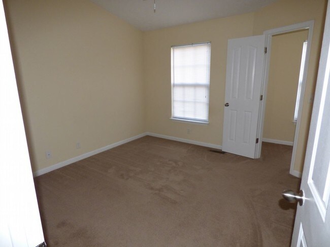 Building Photo - 1306 Vermont Ct