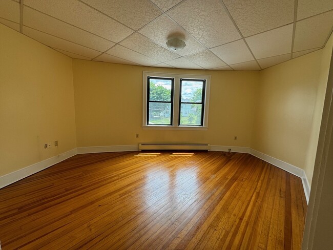 Building Photo - 58 Elm St