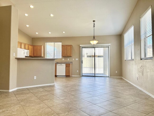 Foto del edificio - 6660 E Roland St