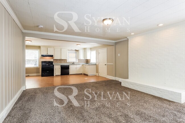 Foto del edificio - The living is easy in this 3 bedroom, 1.5 ...