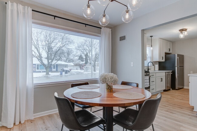 Building Photo - 834 Oregon St