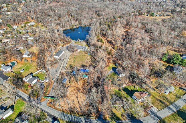 Building Photo - 443 Clove Rd