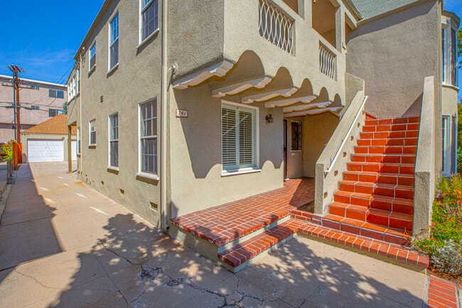 Building Photo - 741 E Doran St