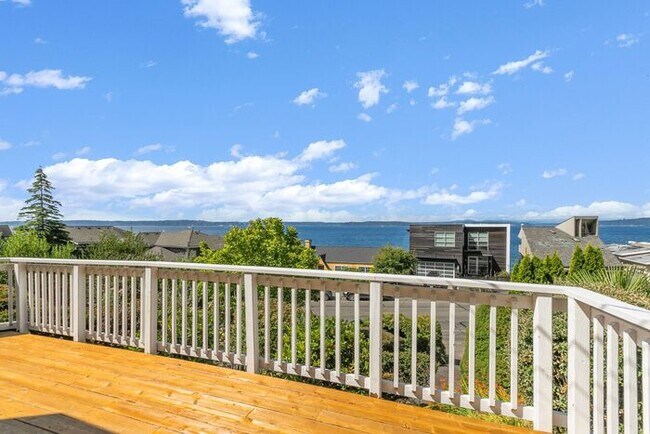 Foto del edificio - Charming Beach Drive Craftsman w/ AC and V...