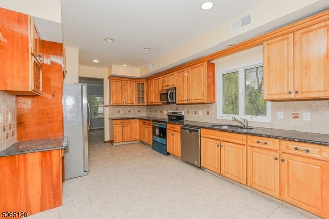 Building Photo - 335 W Lakeshore Dr