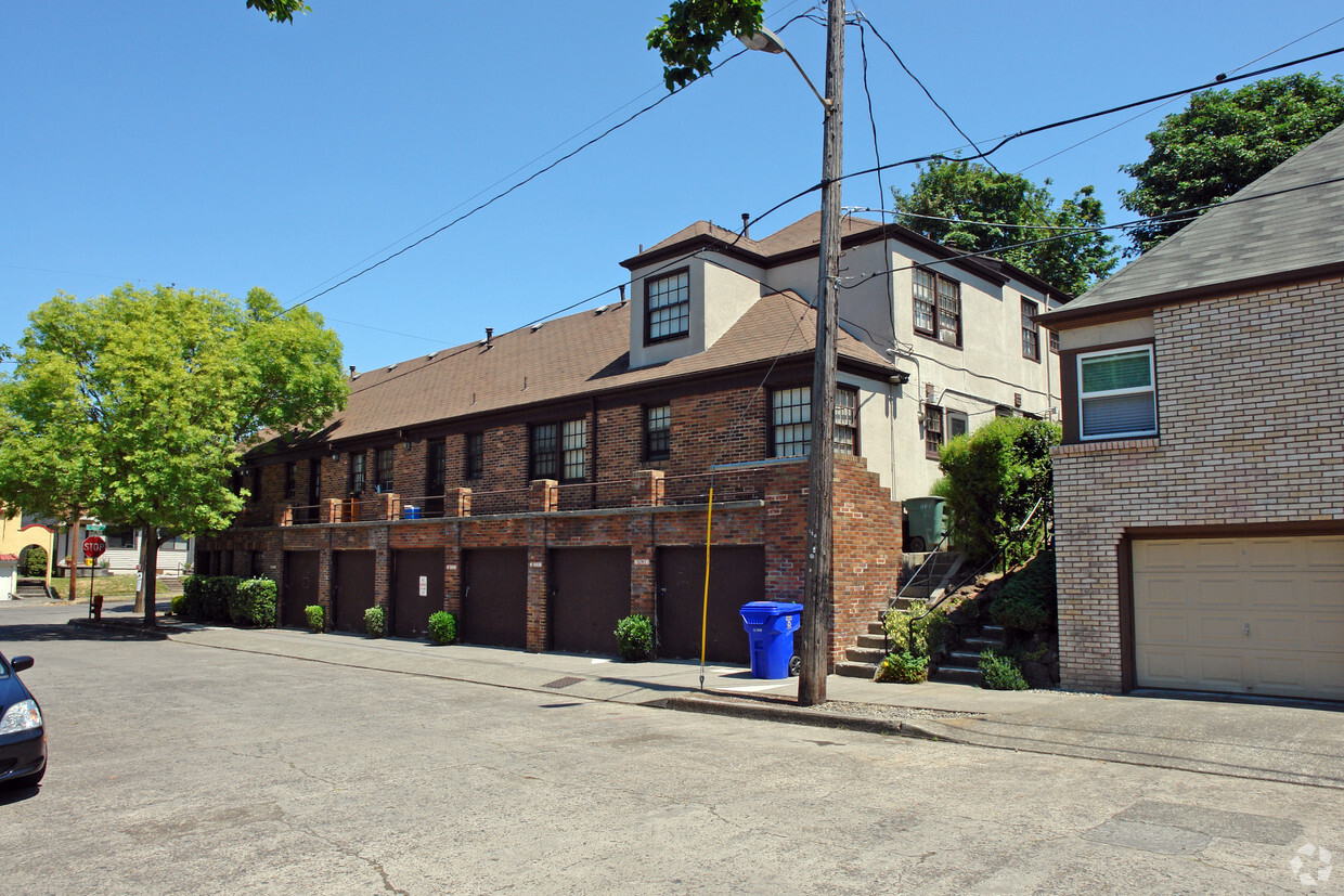 Primary Photo - Laurelhurst Manor