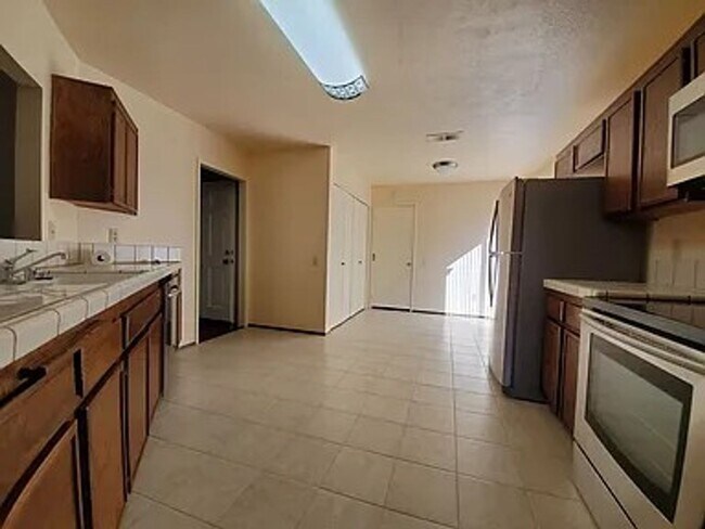 Foto del edificio - Rare 3 Bed / 2 Bath with Huge Backyard!